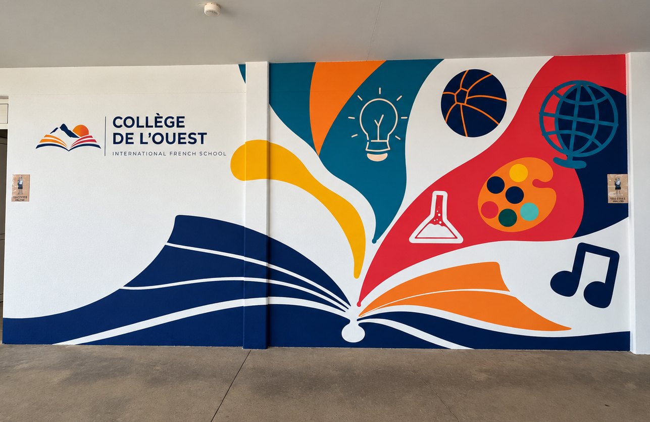 La fresque d'accueil du collège : un livre ouvert d'où s'échappent les couleurs et les symboles des disciplines