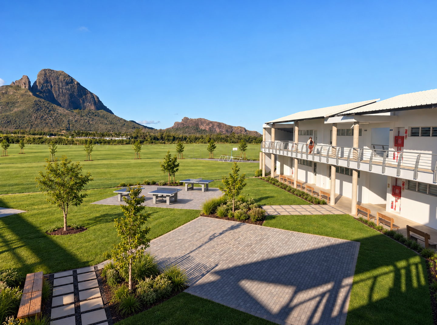 Les terrains de sport et le bâtiment des classes, au pied de la montagne