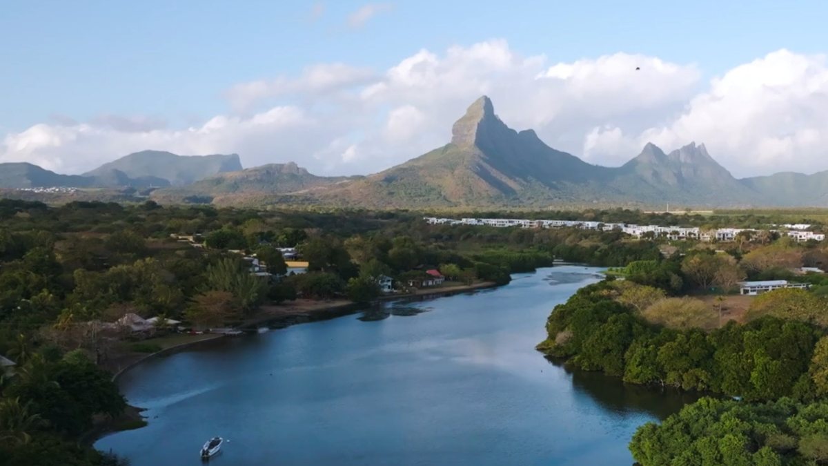 Vue aérienne de Flic en Flac et ses montagnes, région Ouest de l'Île Maurice